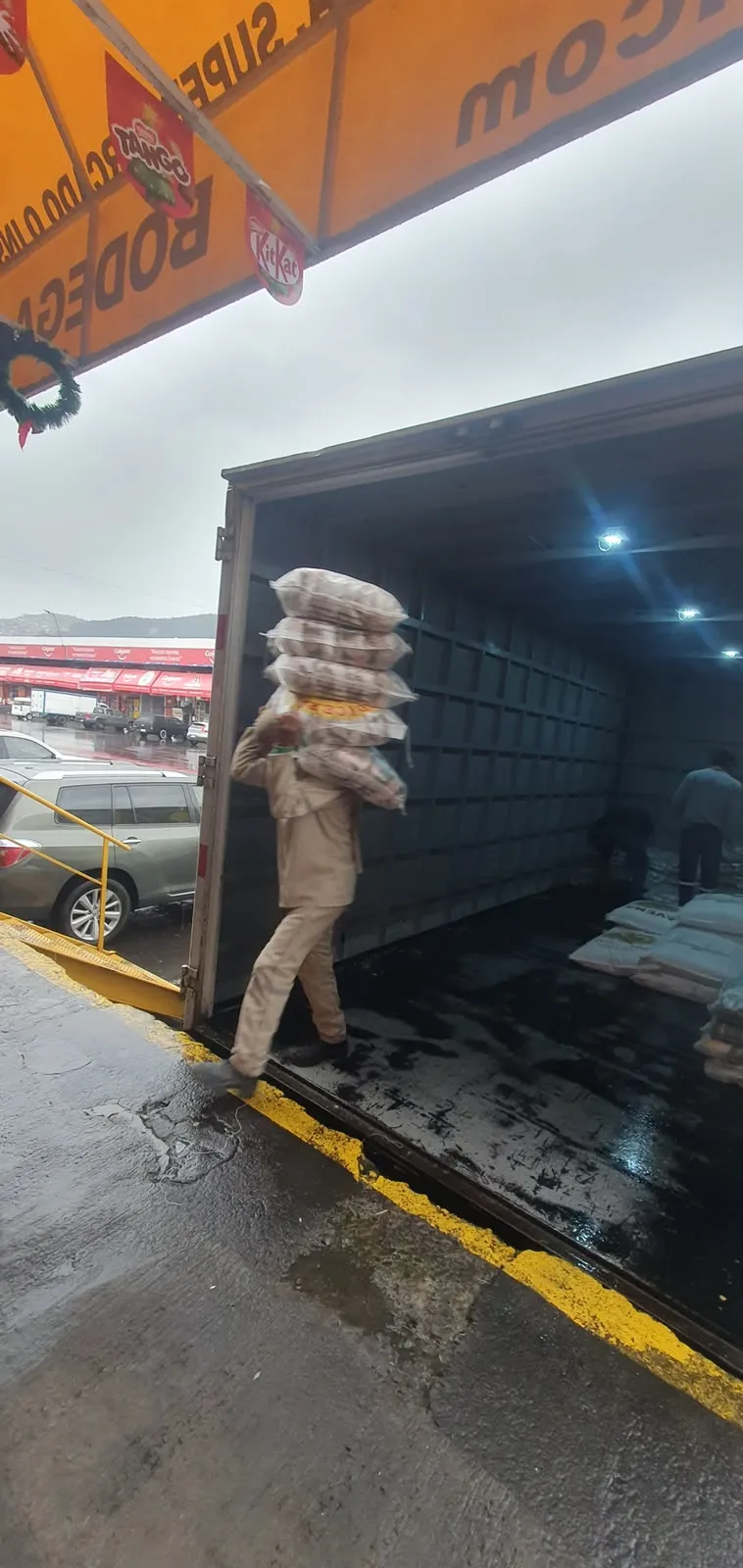 Estibador cargando bultos al camión